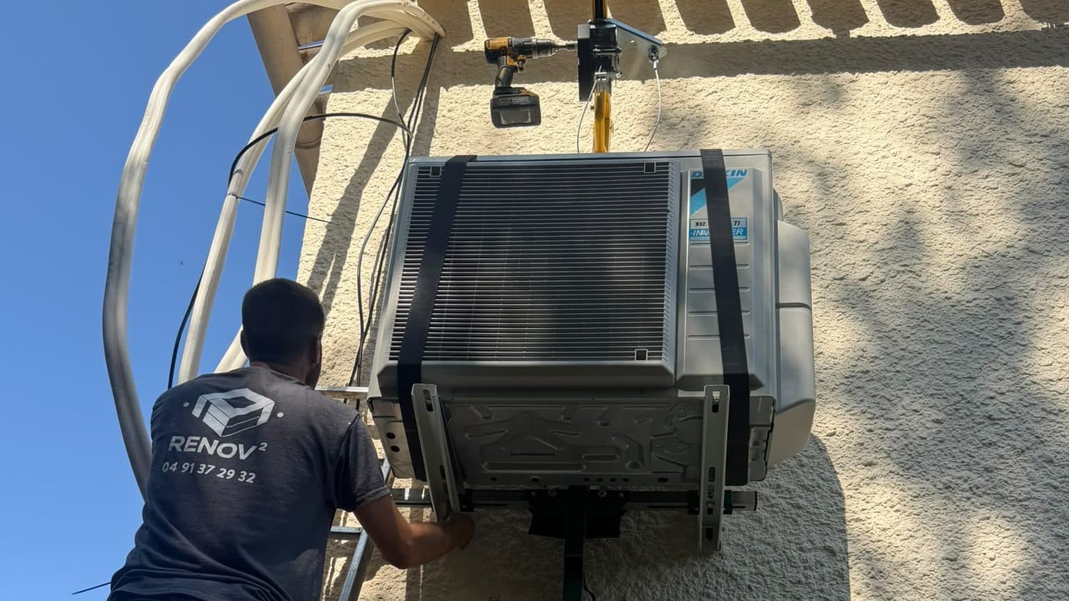 Pose d'une unité extérieure de climatisation Daikin à Marseille